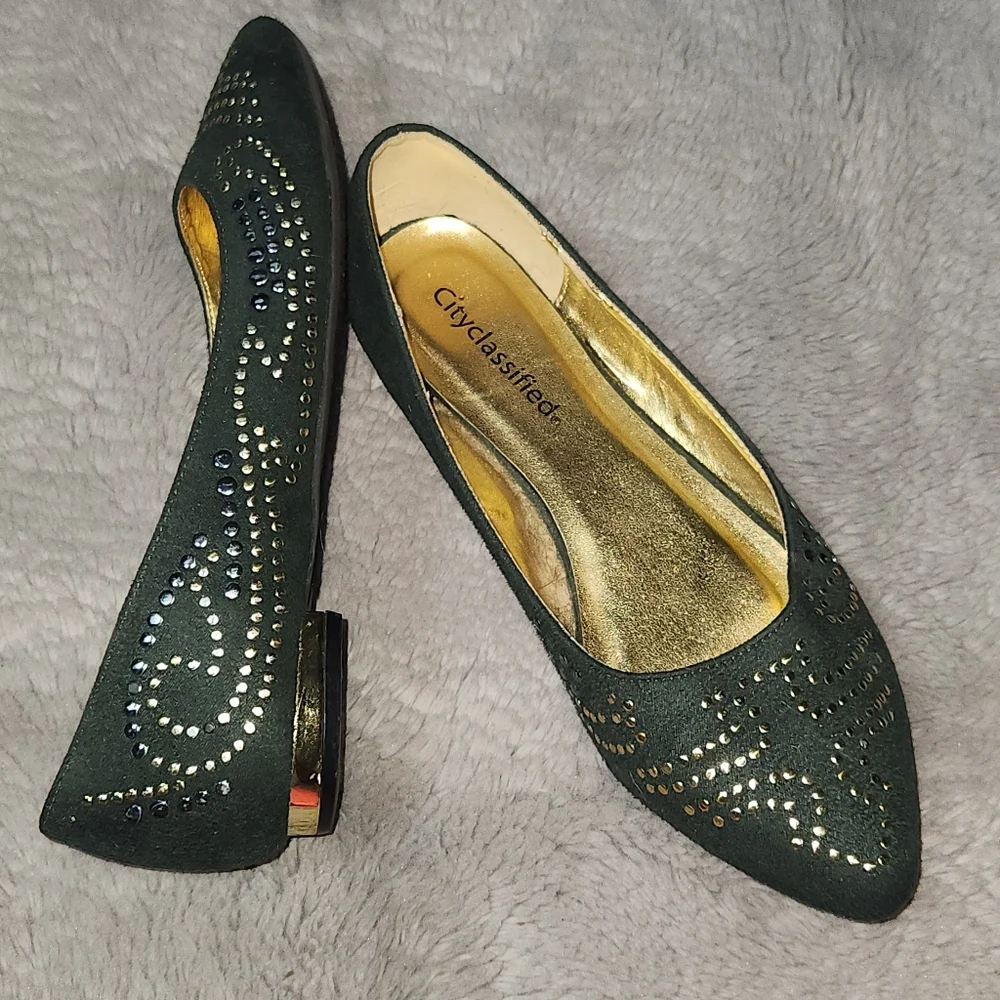 Emerald Green suede embellished flats with gold and silver details - Picture 1 of 5
